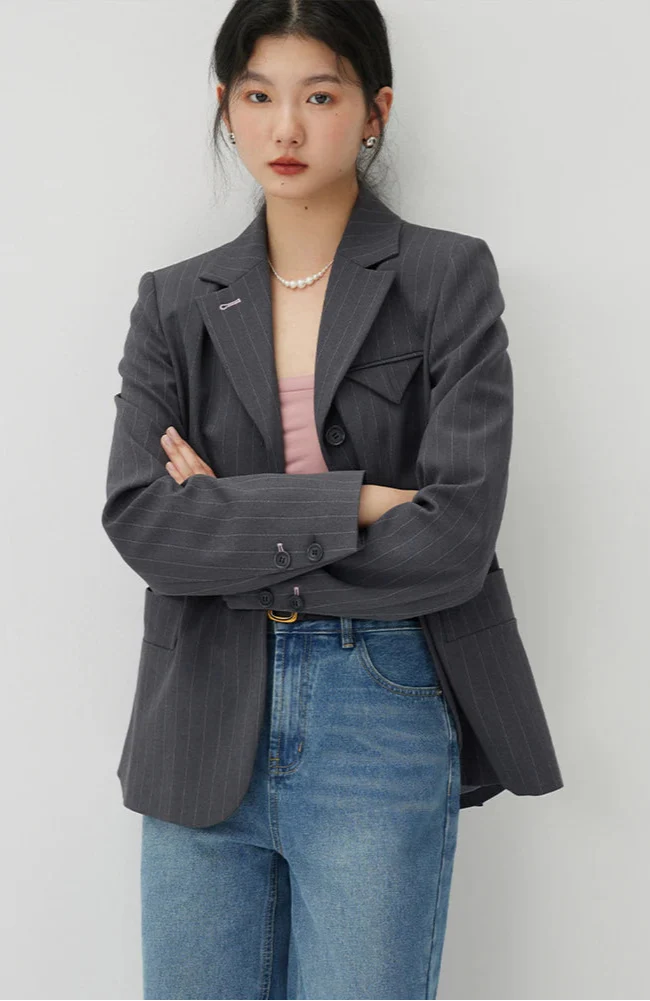 Randig kavaj och kjolkostym