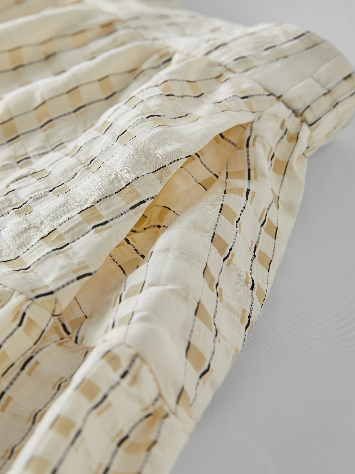 Texturerad fransk mode beige topp och kjol