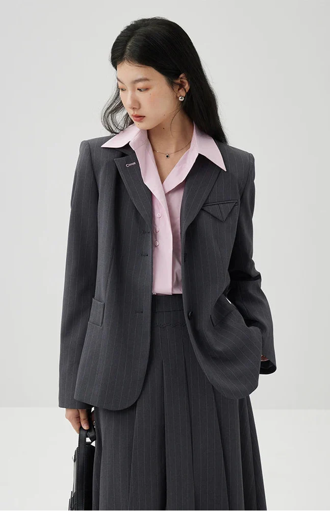 Randig kavaj och kjolkostym