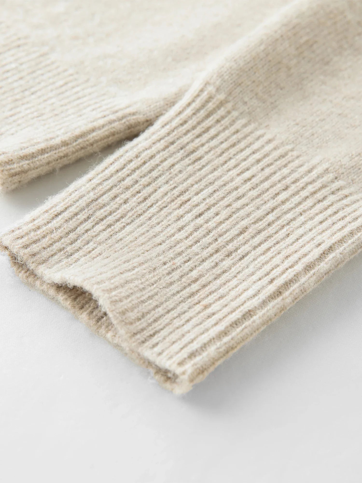 Stickad kofta i blandad stickning med ullknappar