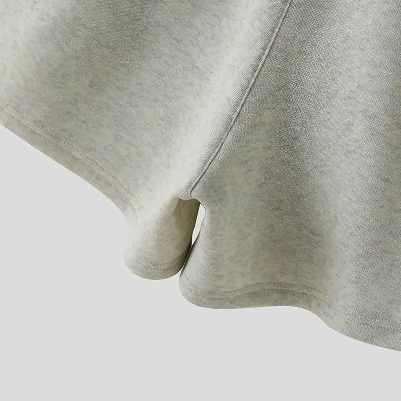 Lå ngärmad sweatshirt och huvshorts