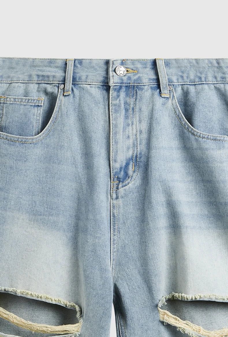 Jeansshorts med slitna hål