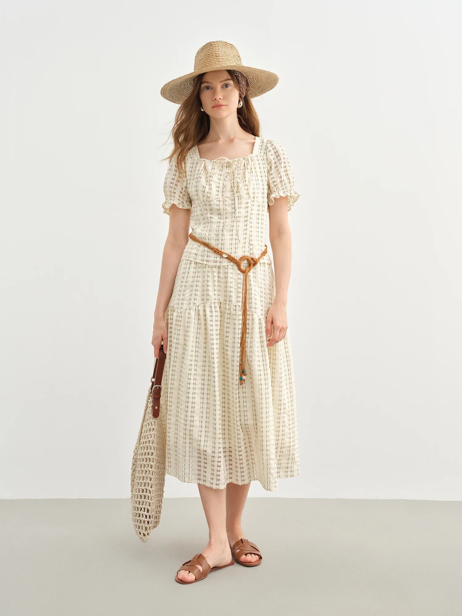 Texturerad fransk mode beige topp och kjol