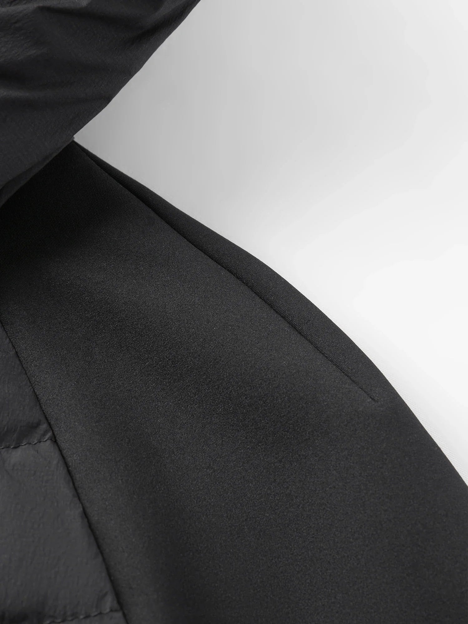 Lätt svart jacka med huva