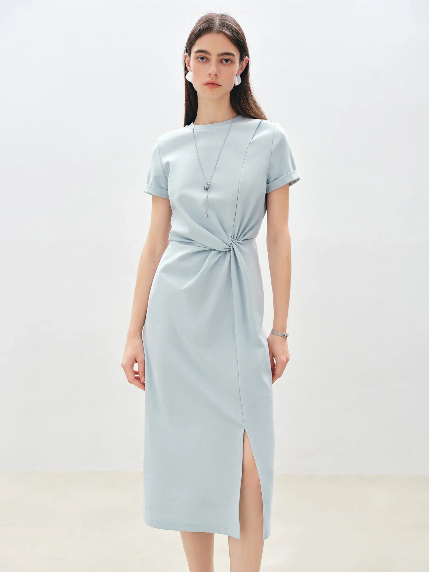 Avslappnad tvinnad midiklänning