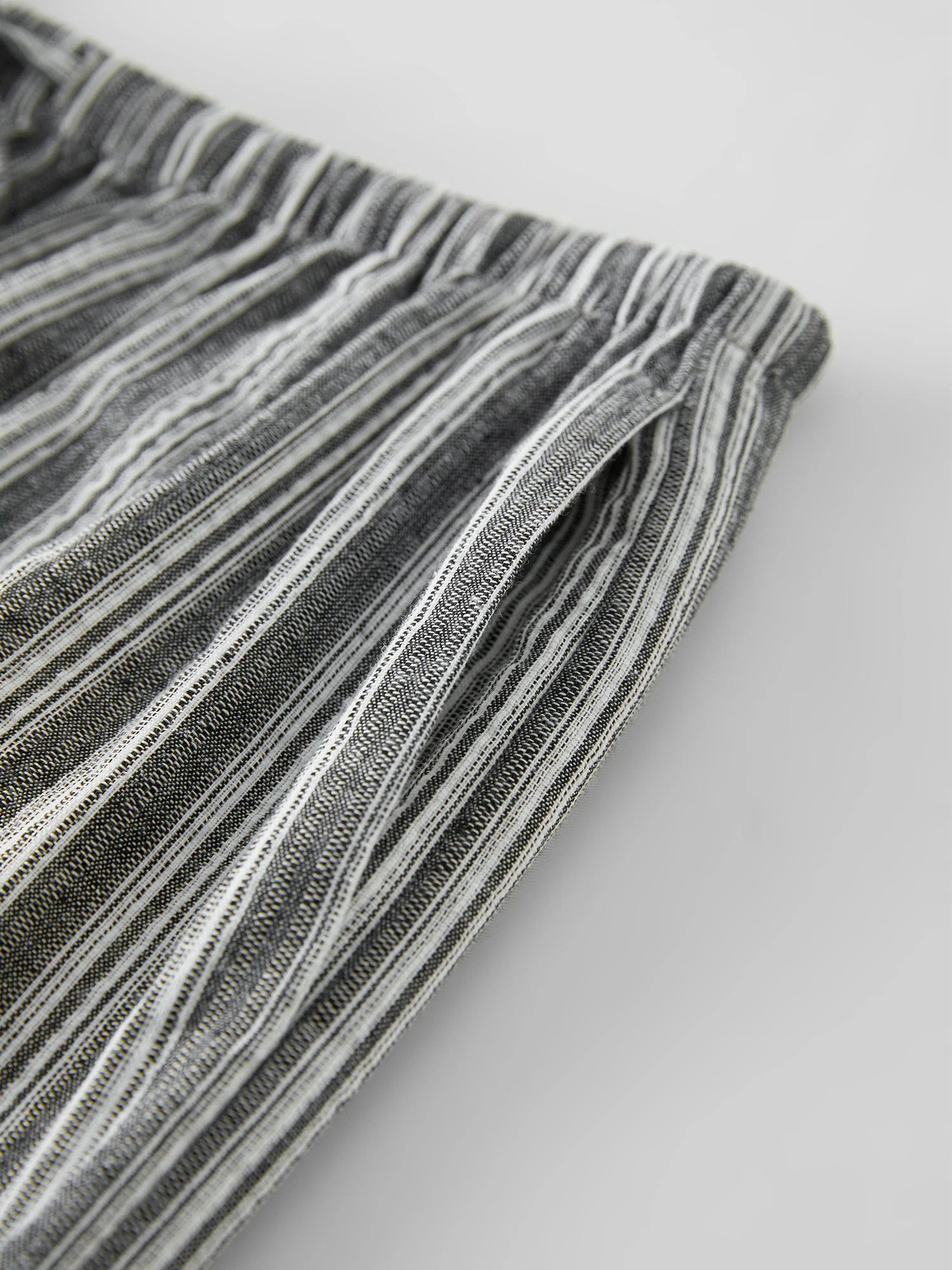 Hög midja, löst draperande, raka byxor