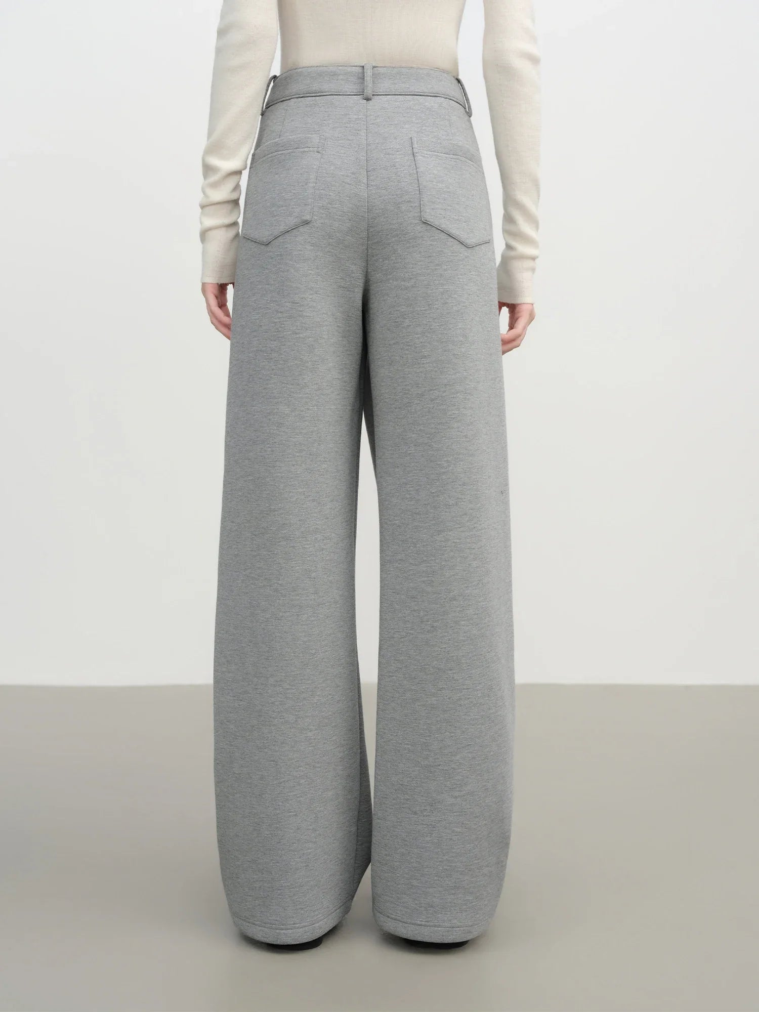 Lätt, lös grå sportdräkt