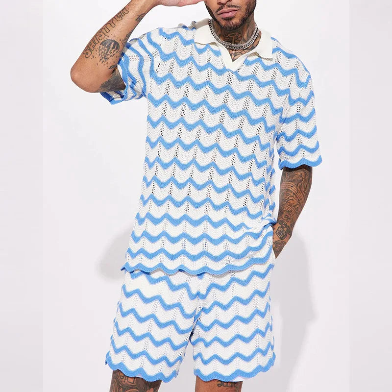 Sommaruppsättning av stickad skjorta och shorts