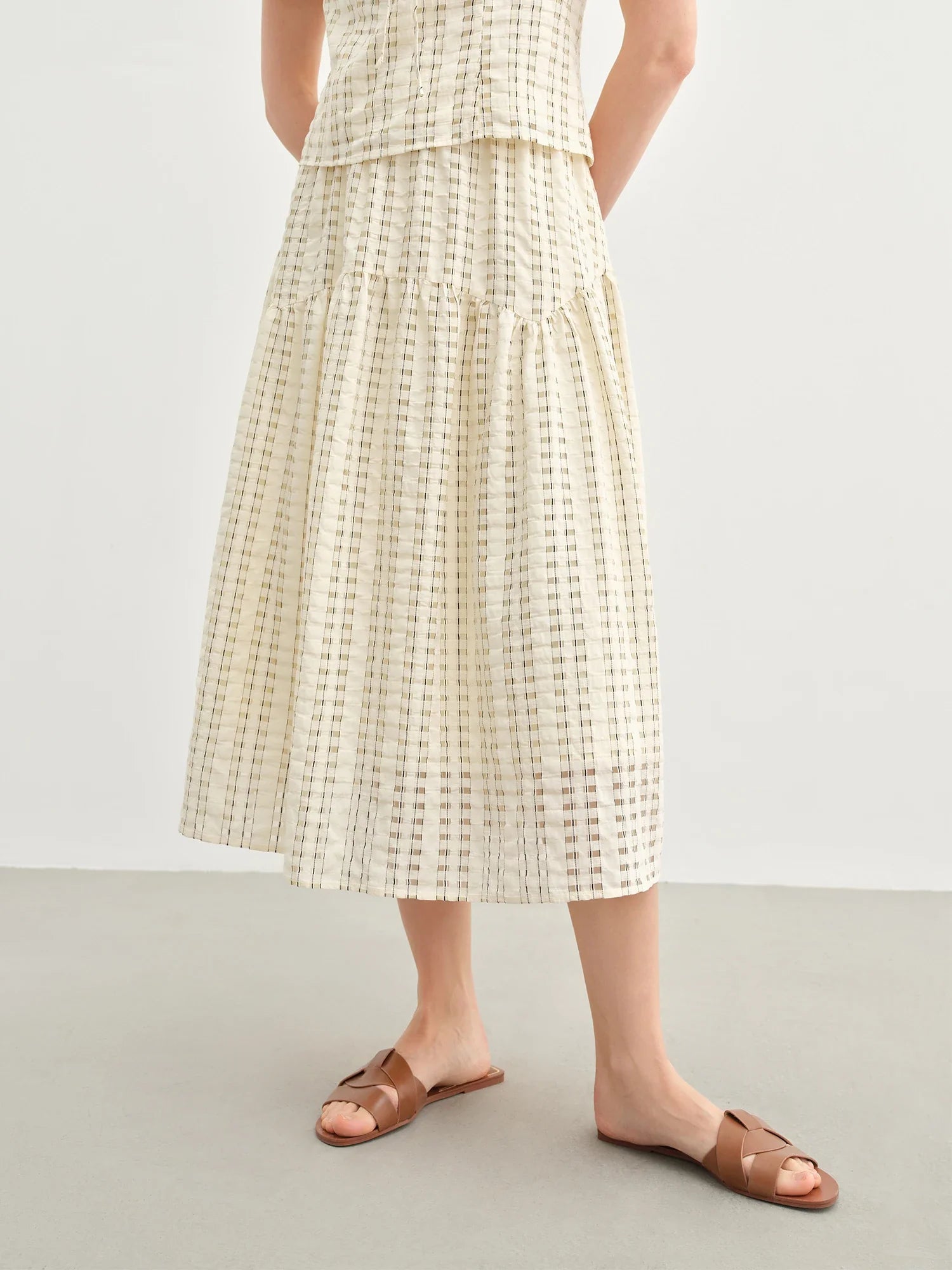 Texturerad fransk mode beige topp och kjol