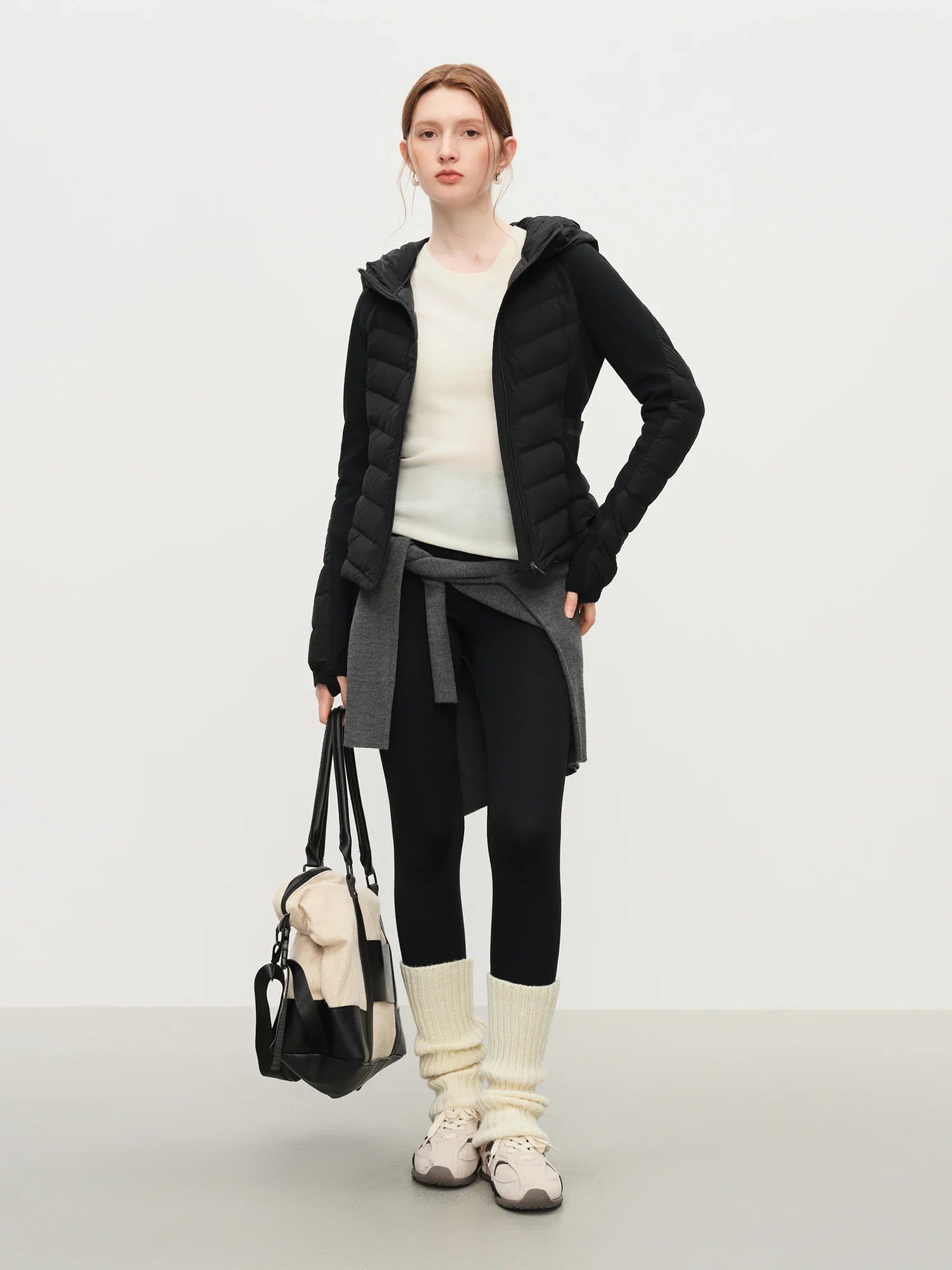 Lätt svart jacka med huva