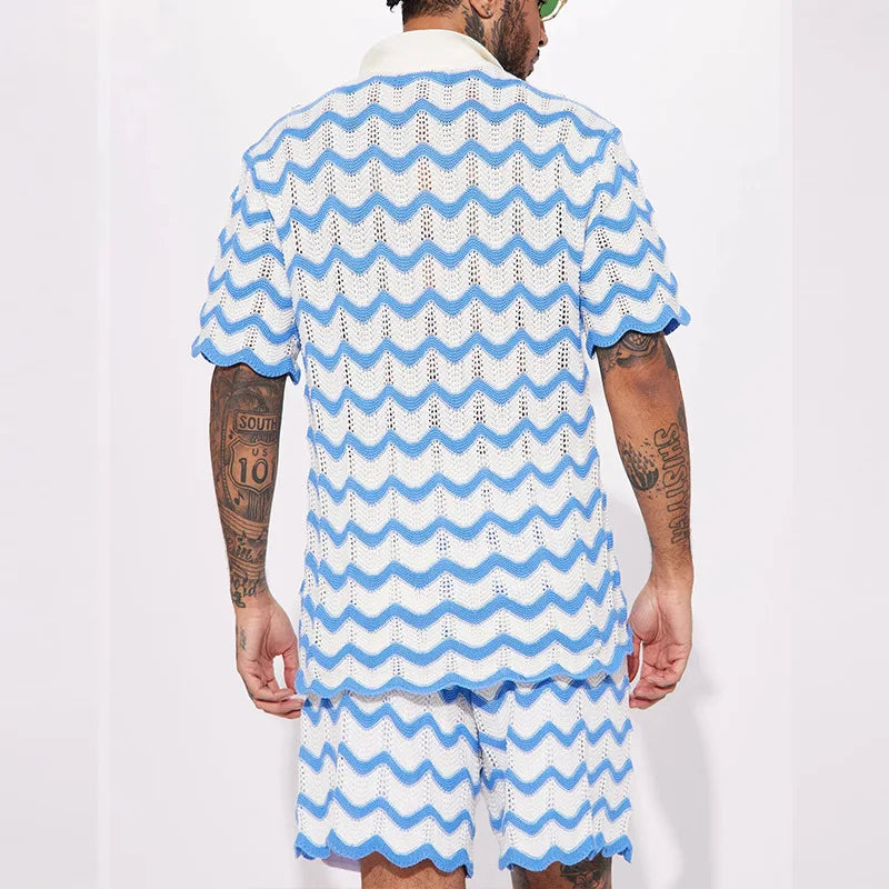 Sommaruppsättning av stickad skjorta och shorts