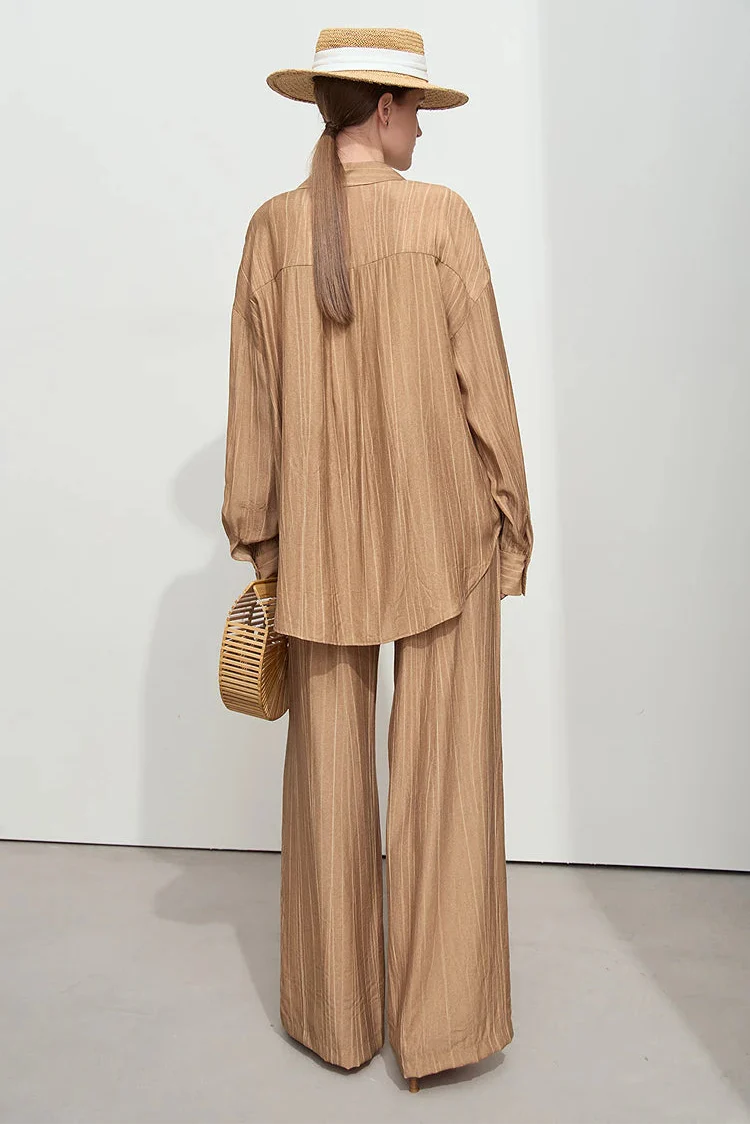 Minimalistisk löst sittande skjorta och byxor