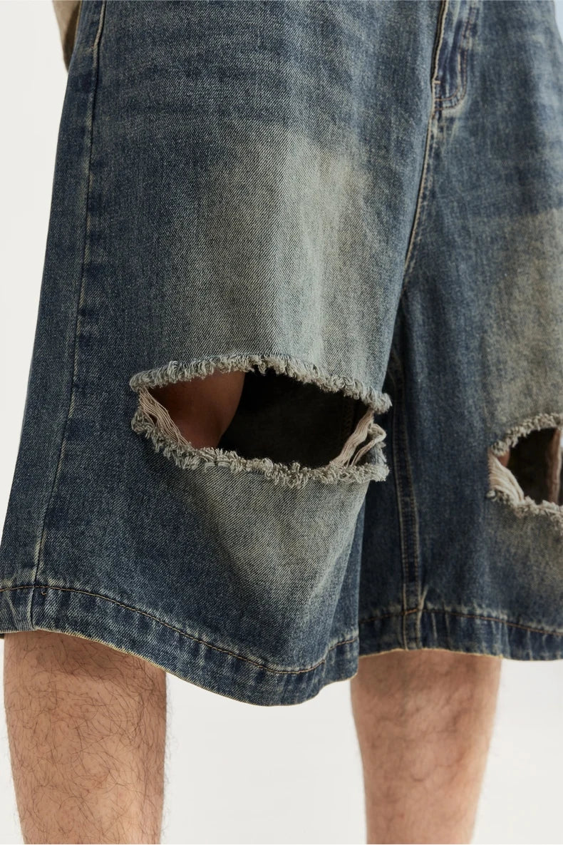 Jeansshorts med slitna hål