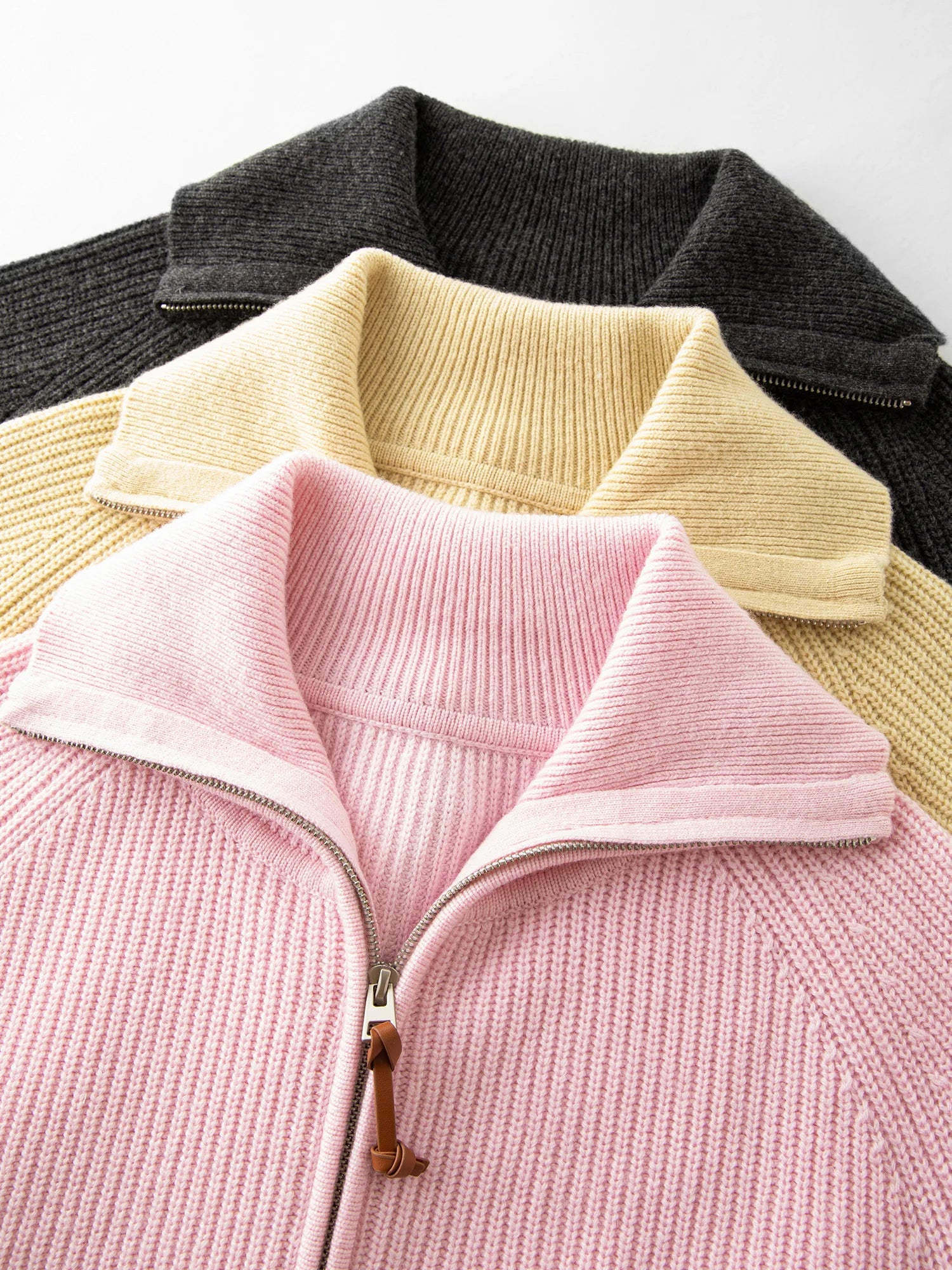 Stickad kofta i ullblandning med dubbel dragkedja