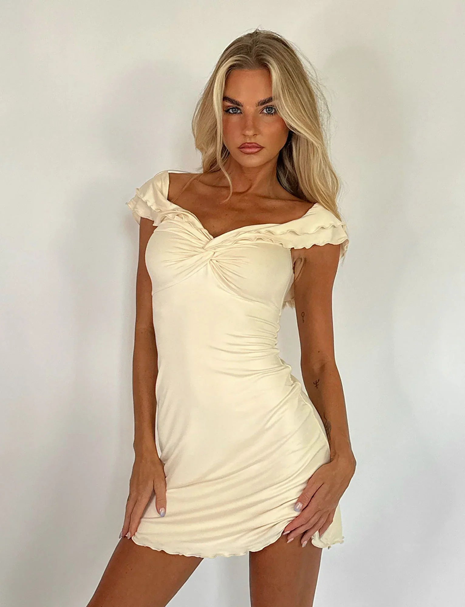 Tvinnad beige miniklänning