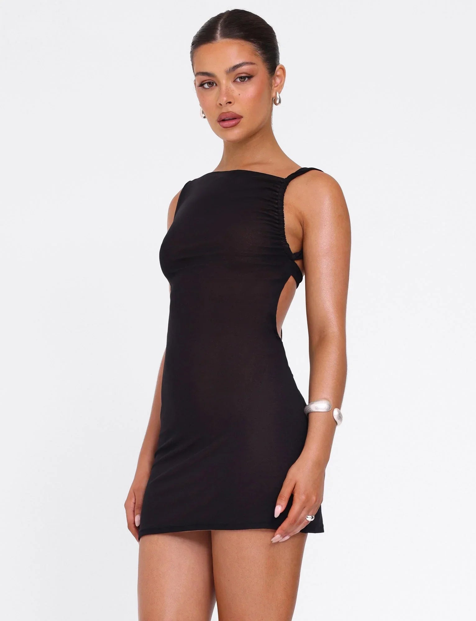 V-ringad dragsko med volang och åtsittande hängslen i höftkjol