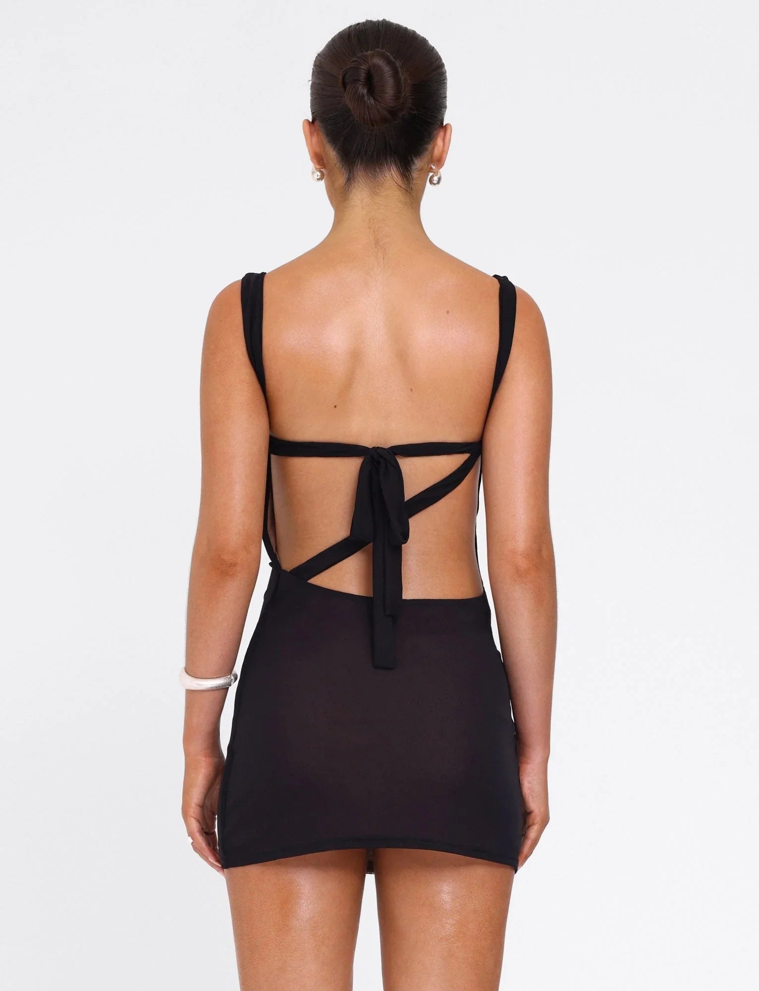 V-ringad dragsko med volang och åtsittande hängslen i höftkjol