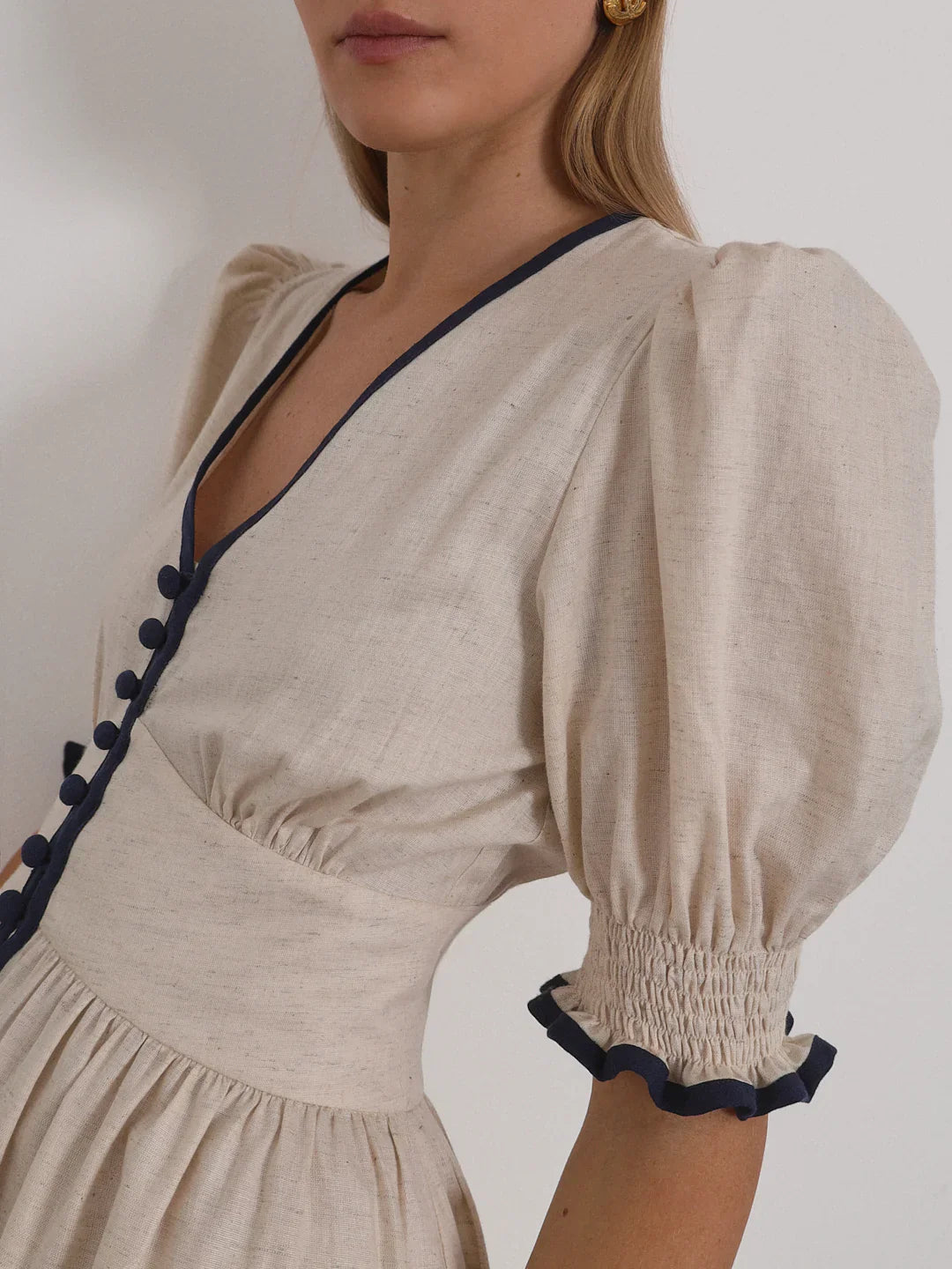 Modern maxiklänning i linne med kontrastfärger