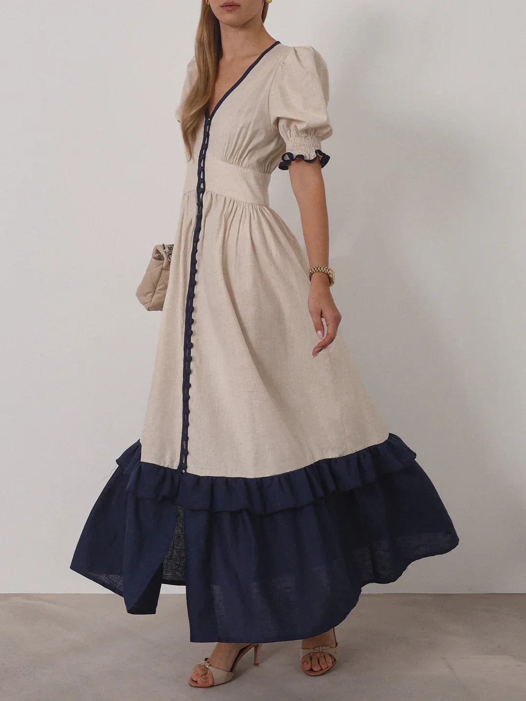 Modern maxiklänning i linne med kontrastfärger