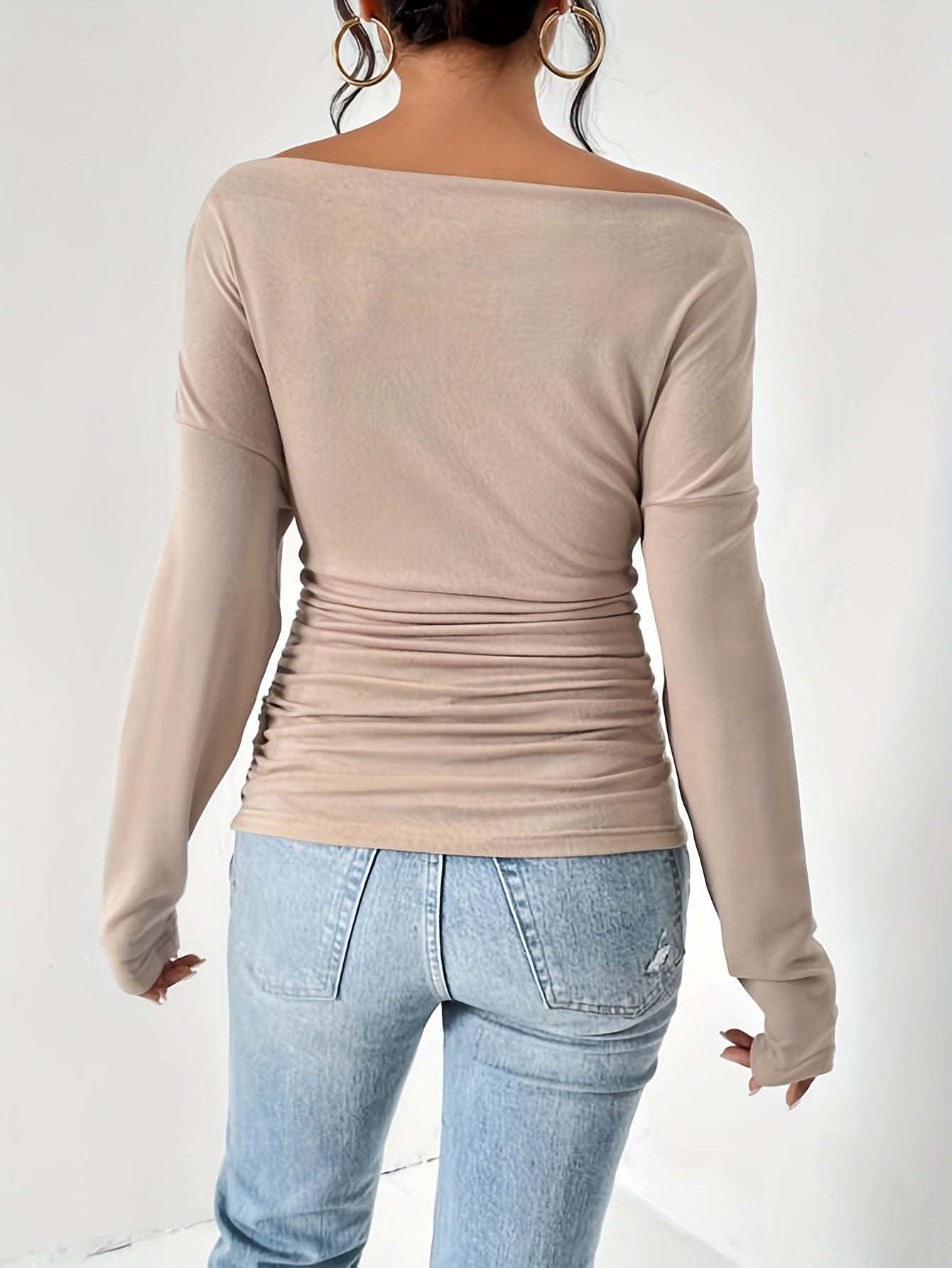 T-shirt med asymmetrisk halsringning och volanger