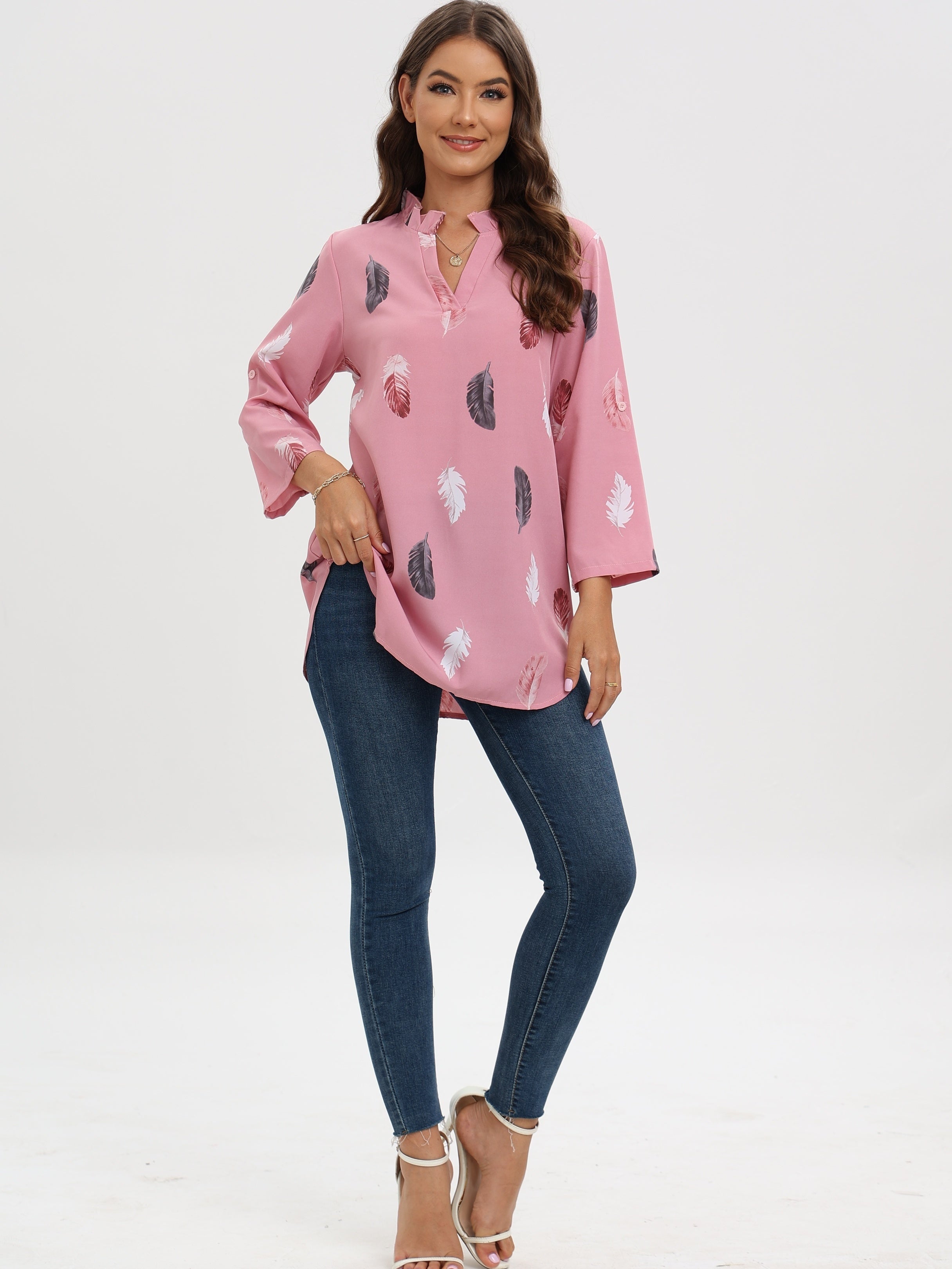 Blus med skå rad hals och fjädertryck