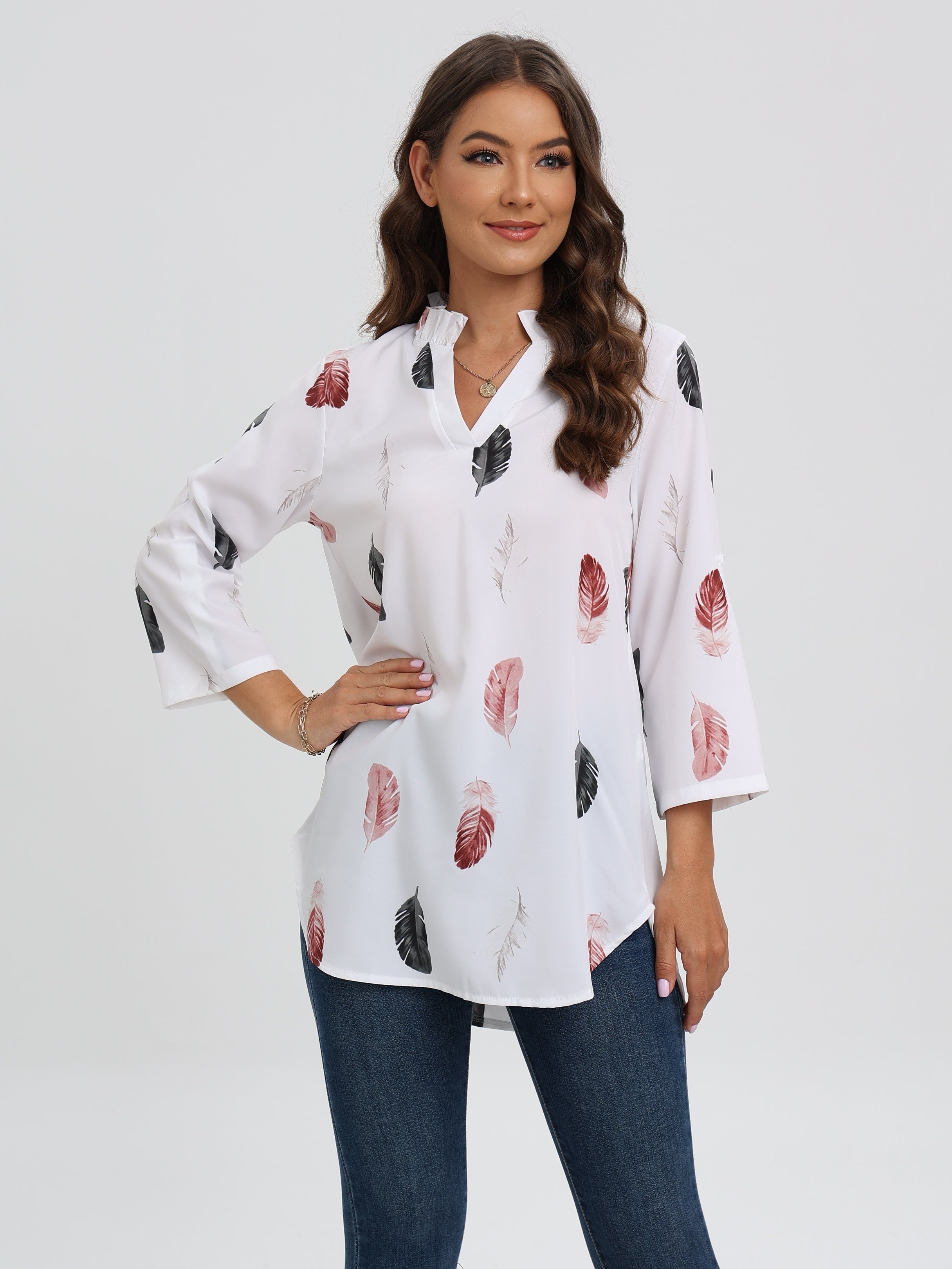 Blus med skå rad hals och fjädertryck