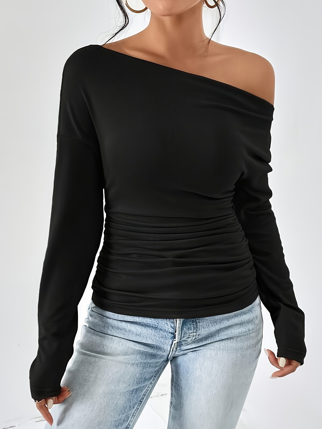 T-shirt med asymmetrisk halsringning och volanger