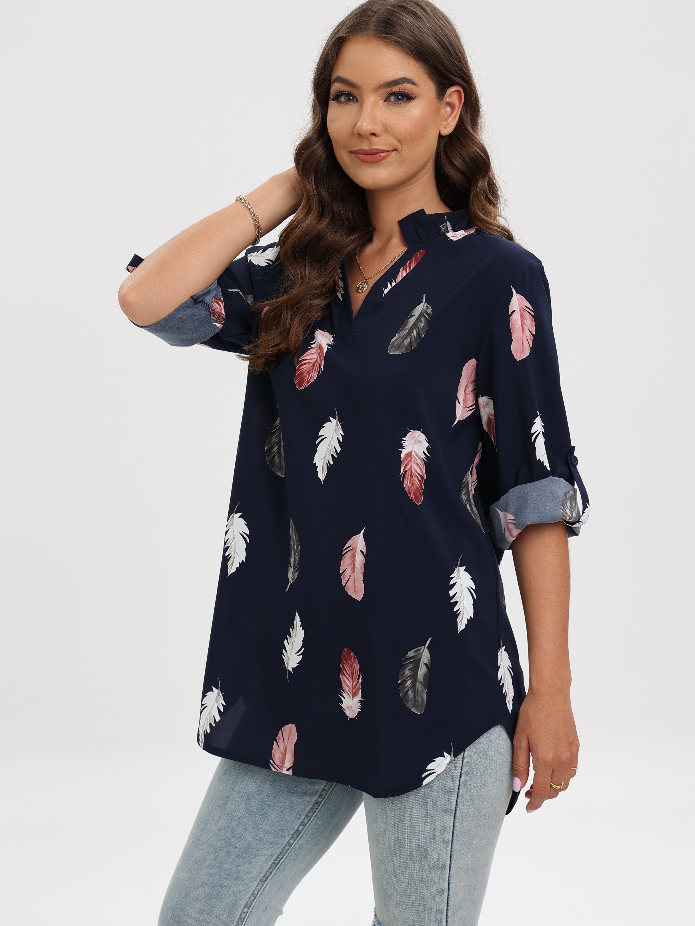 Blus med skå rad hals och fjädertryck