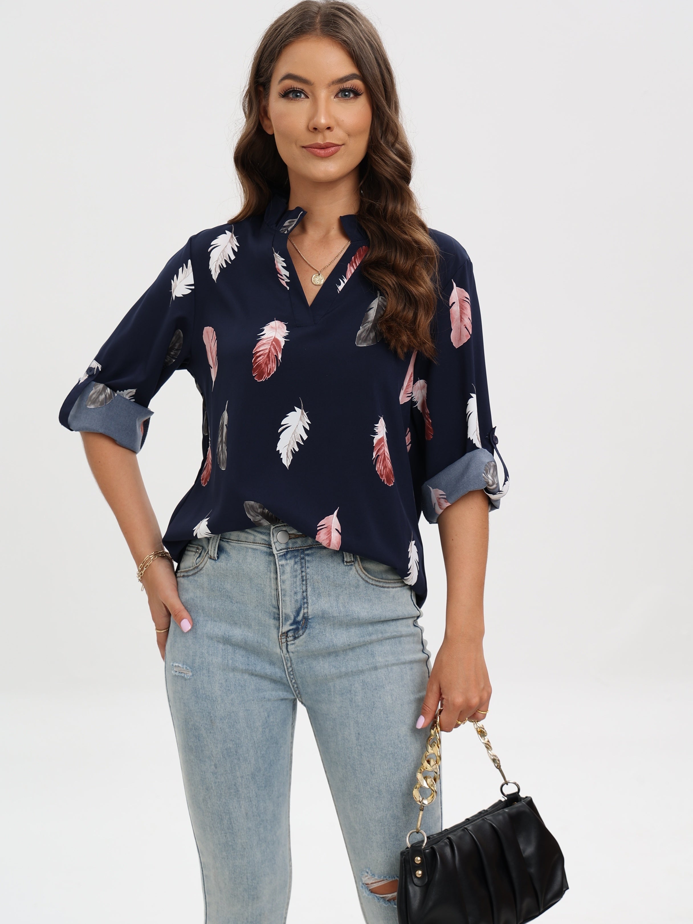 Blus med skå rad hals och fjädertryck