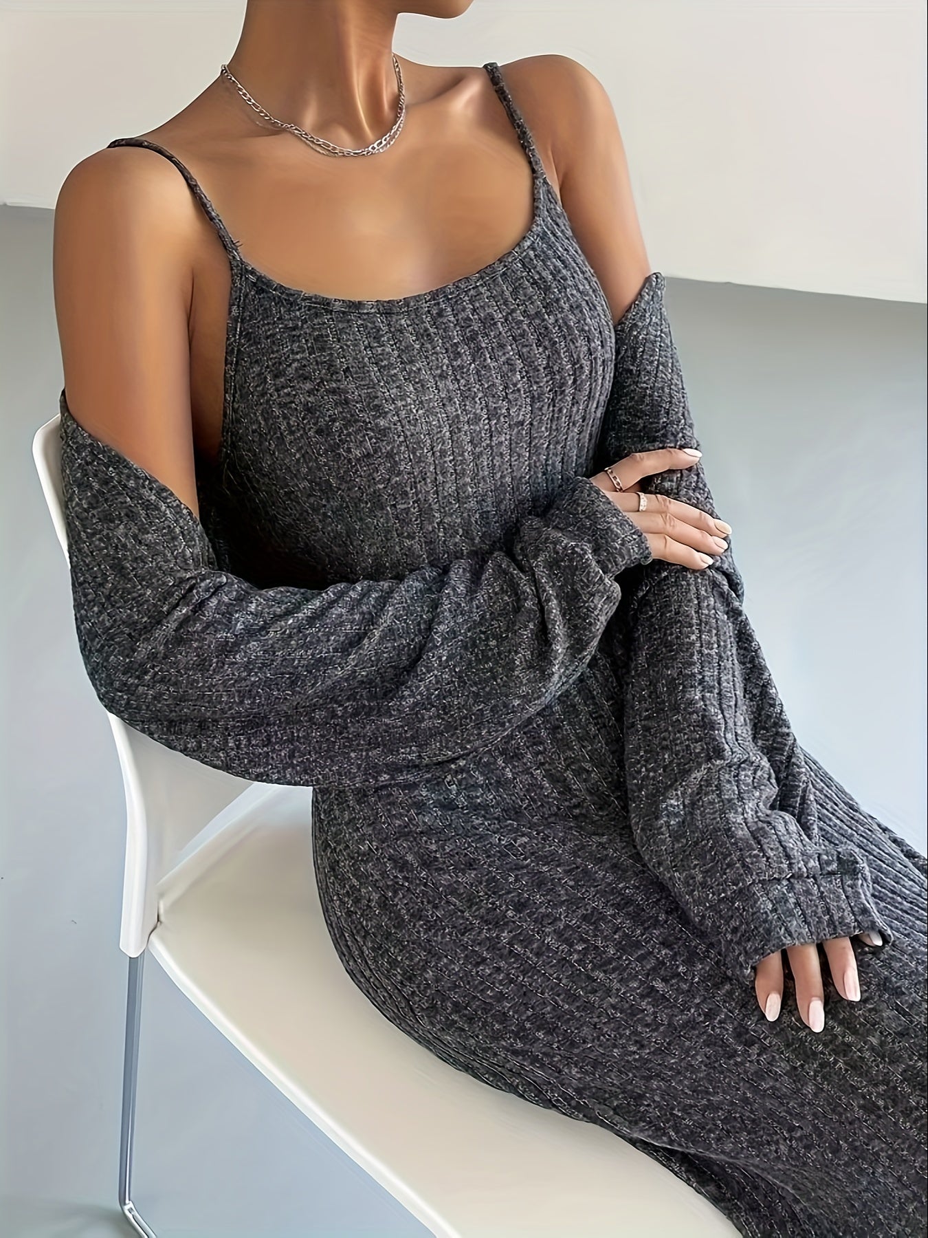 Ribbstickad smal ärmlös klänning och cropped cardigan med lå nga ärmar