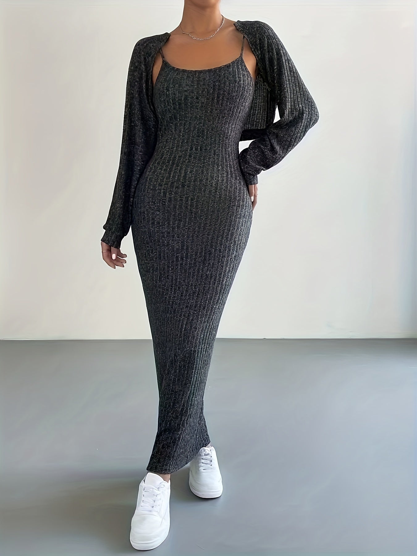 Ribbstickad smal ärmlös klänning och cropped cardigan med lå nga ärmar