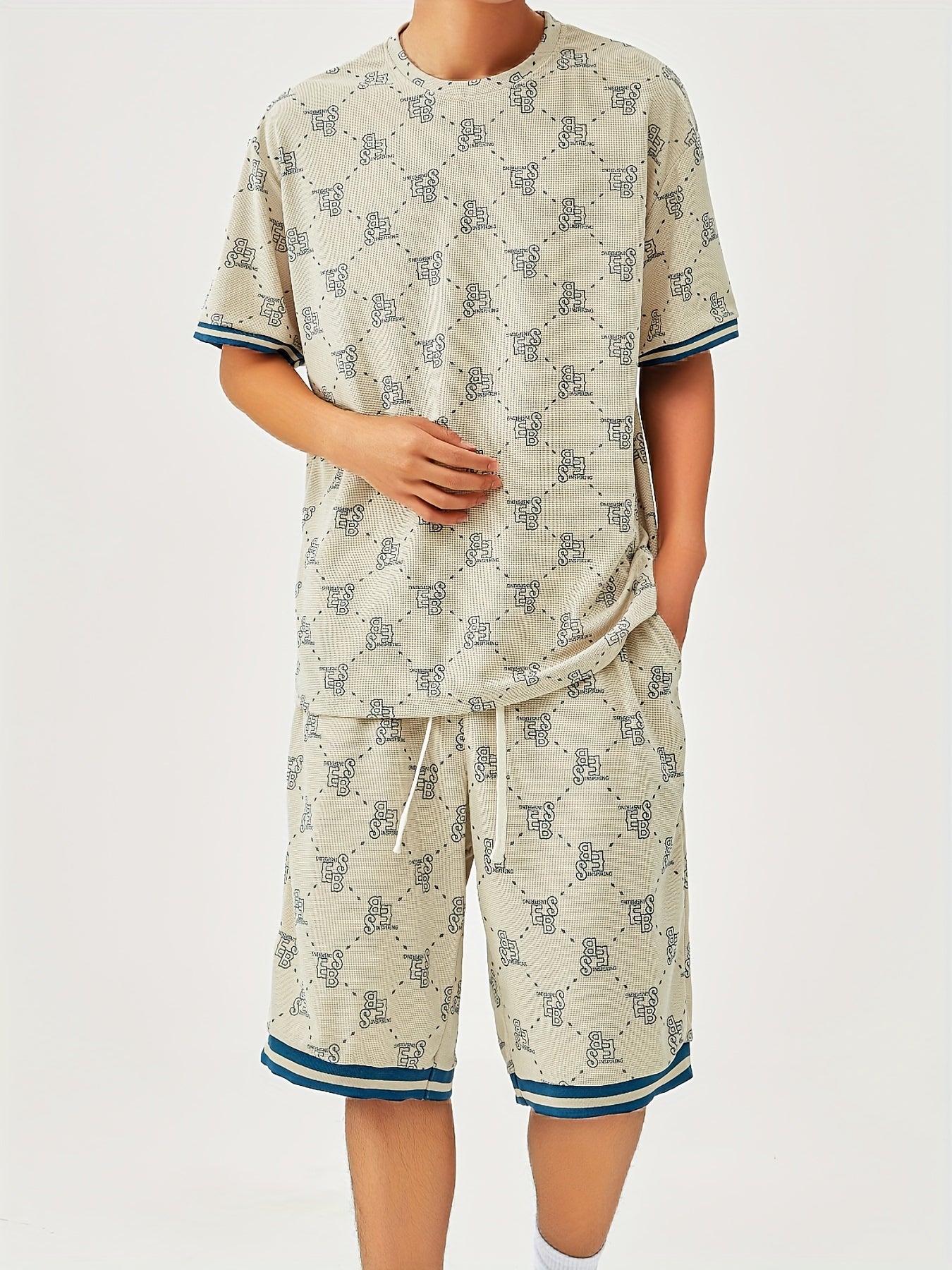 T-shirt och shorts med bokstavsmönster