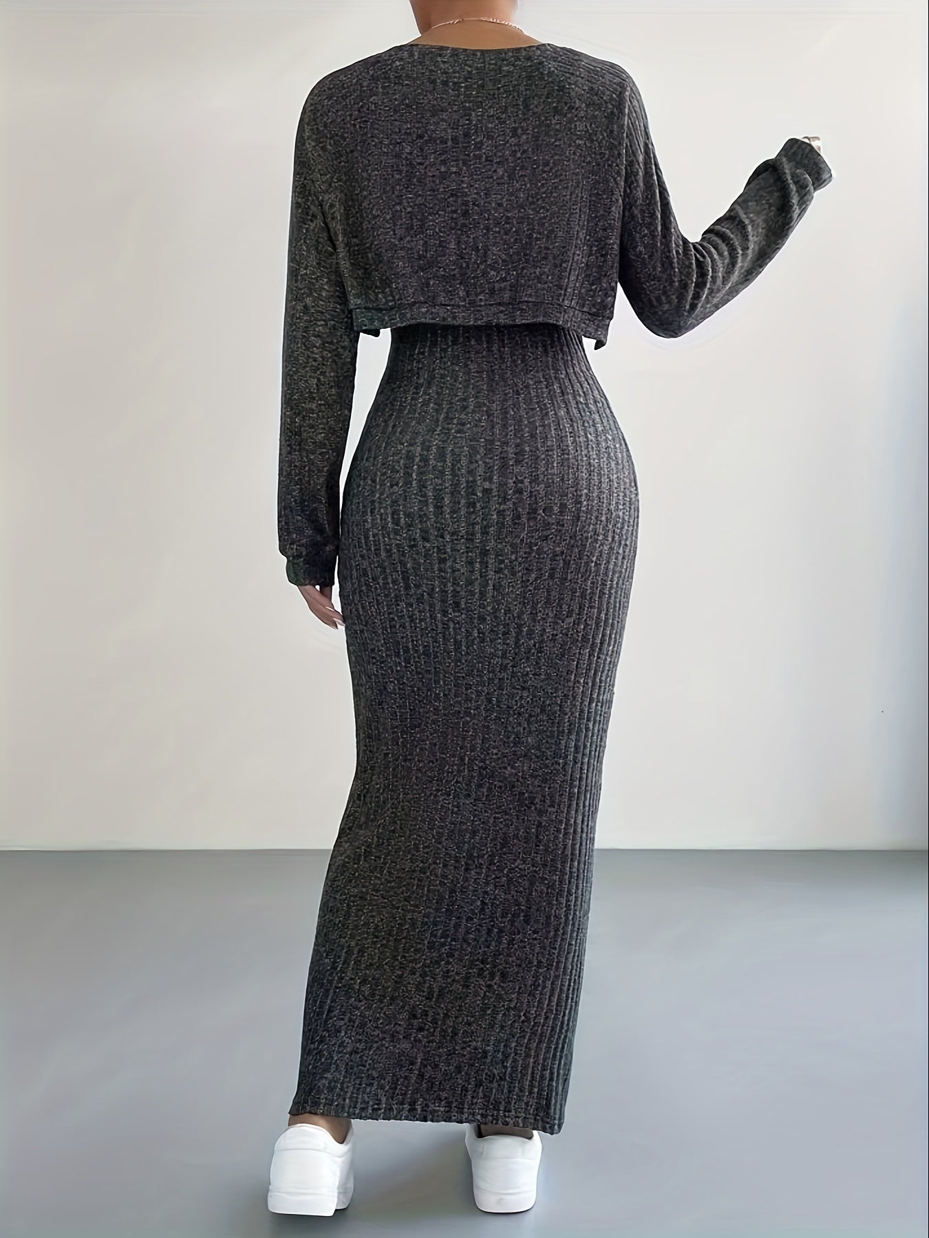 Ribbstickad smal ärmlös klänning och cropped cardigan med lå nga ärmar