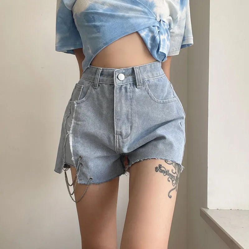 Denimshorts med breda ben och kedjor