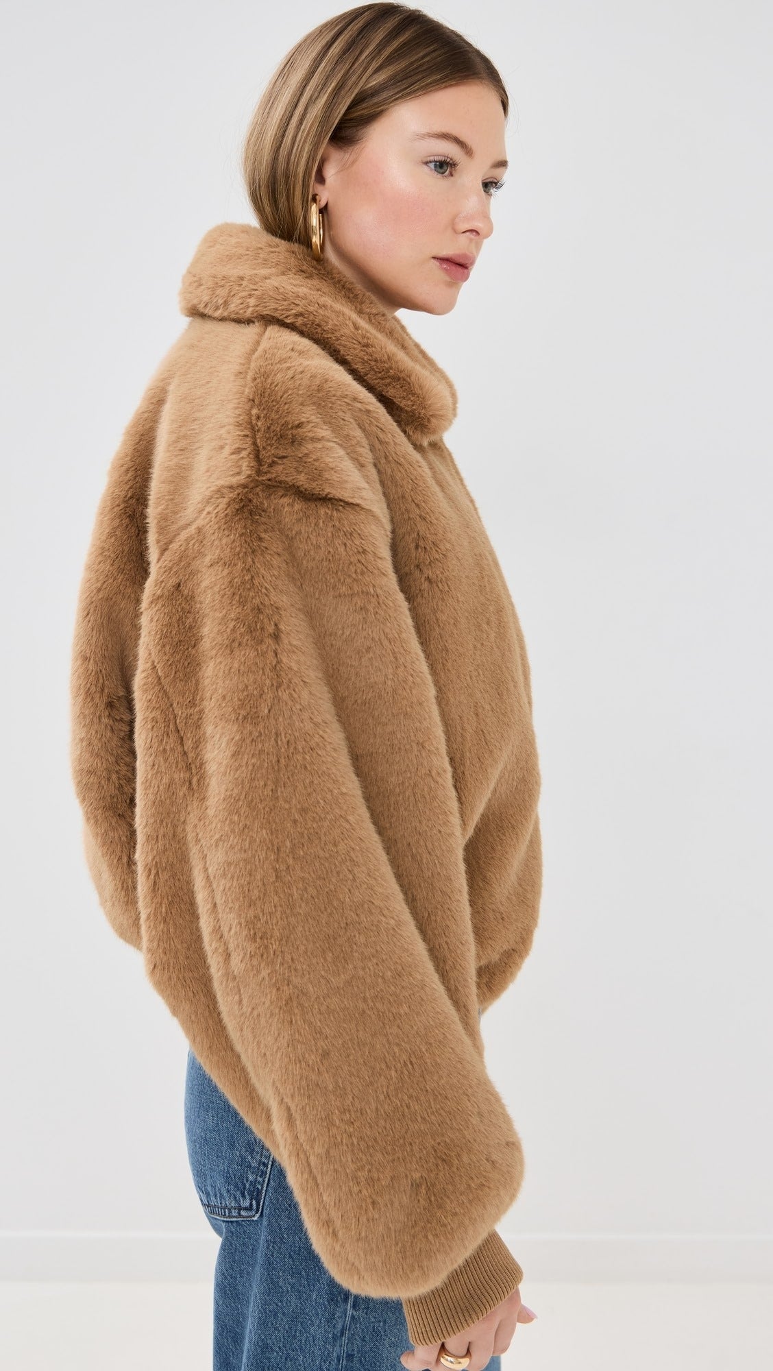 Fluffig brun jacka med polokrage och dragkedja