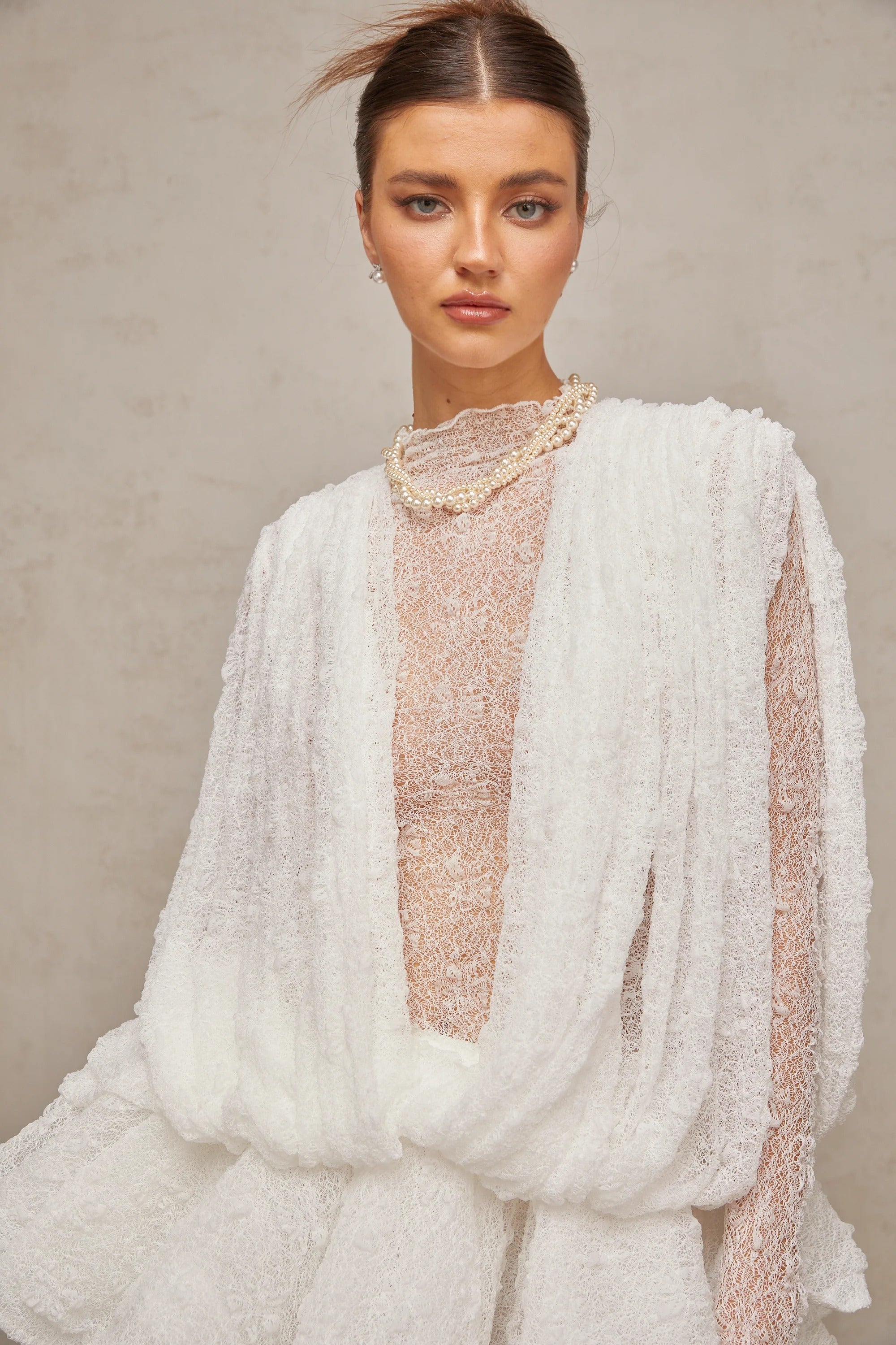 Vitt set med halvtransparent spetstopp och shorts