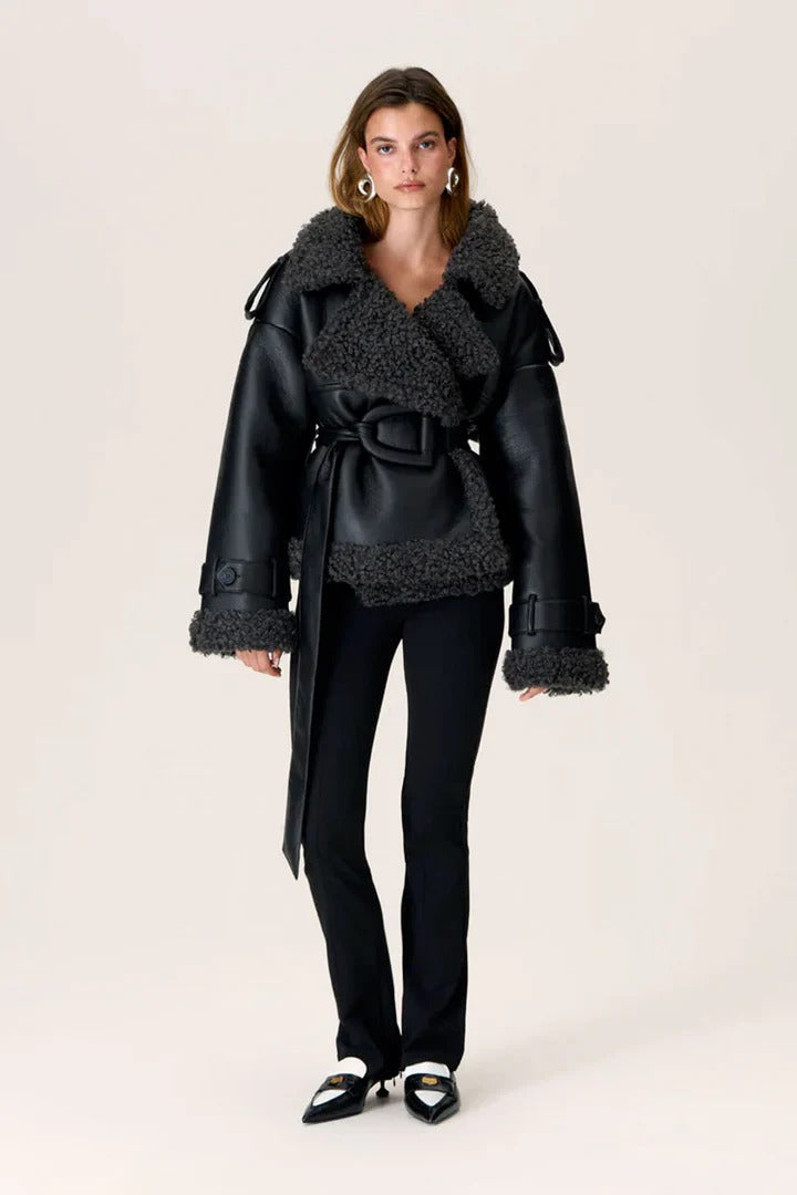 Svart jacka med svart päls