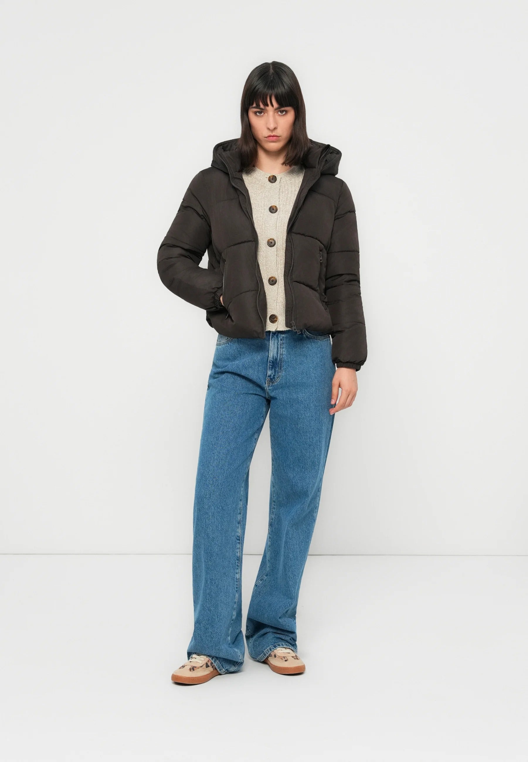 Kort svart jacka med huva