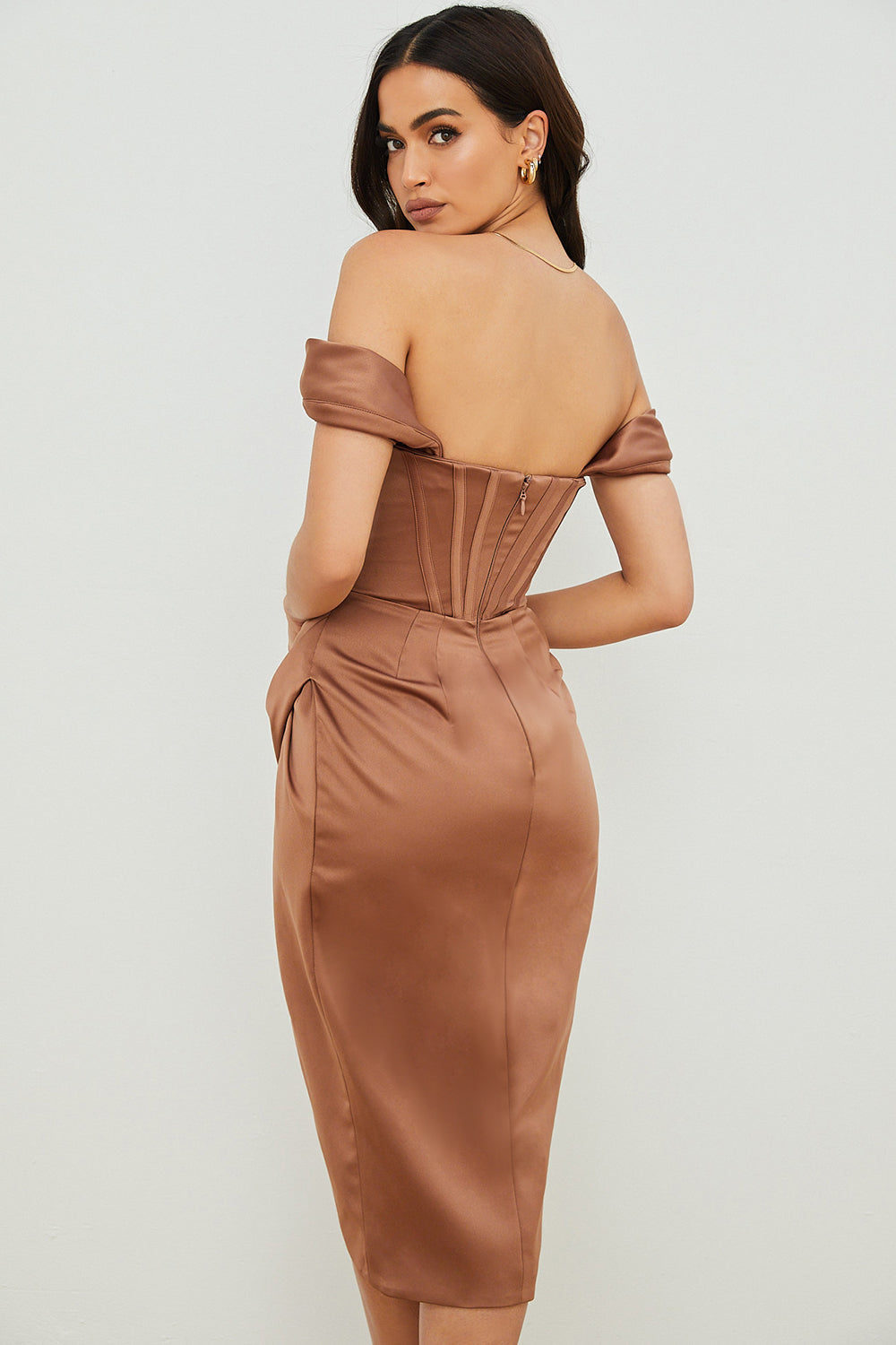 Off shoulder klänning i satin