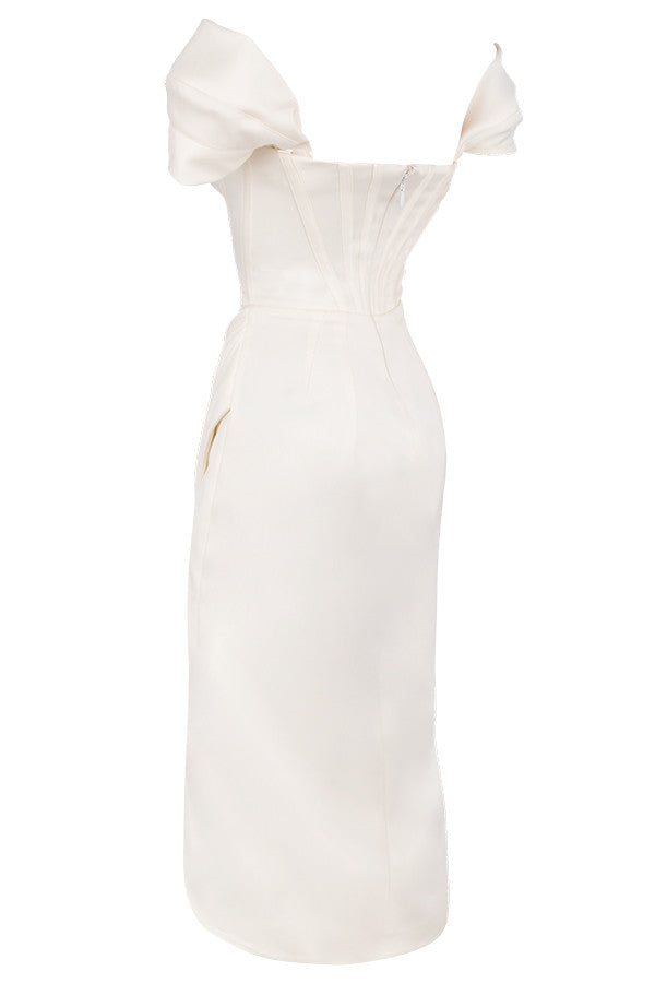 Off shoulder klänning i satin