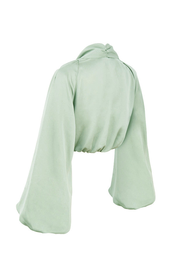 Djupt skuren blustop i silkeslen satin med draperad kjol