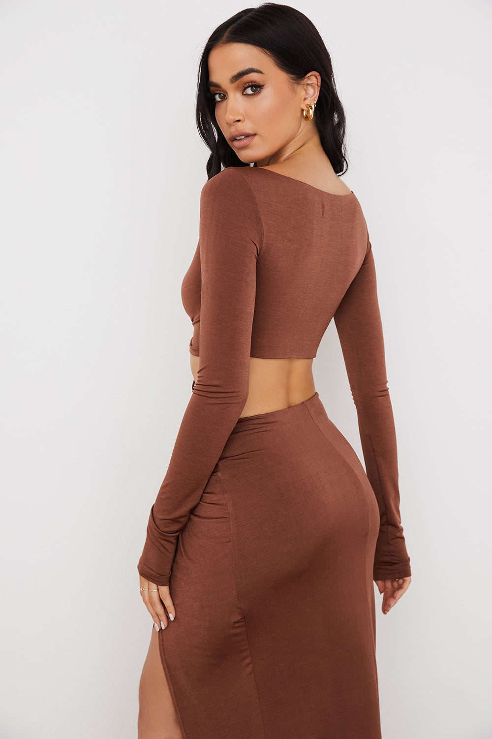 Chokladrynkad crop top med jersey maxi kjol med vridning fram