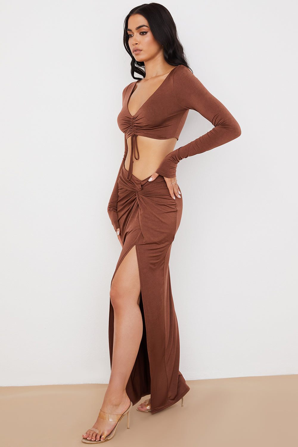 Chokladrynkad crop top med jersey maxi kjol med vridning fram
