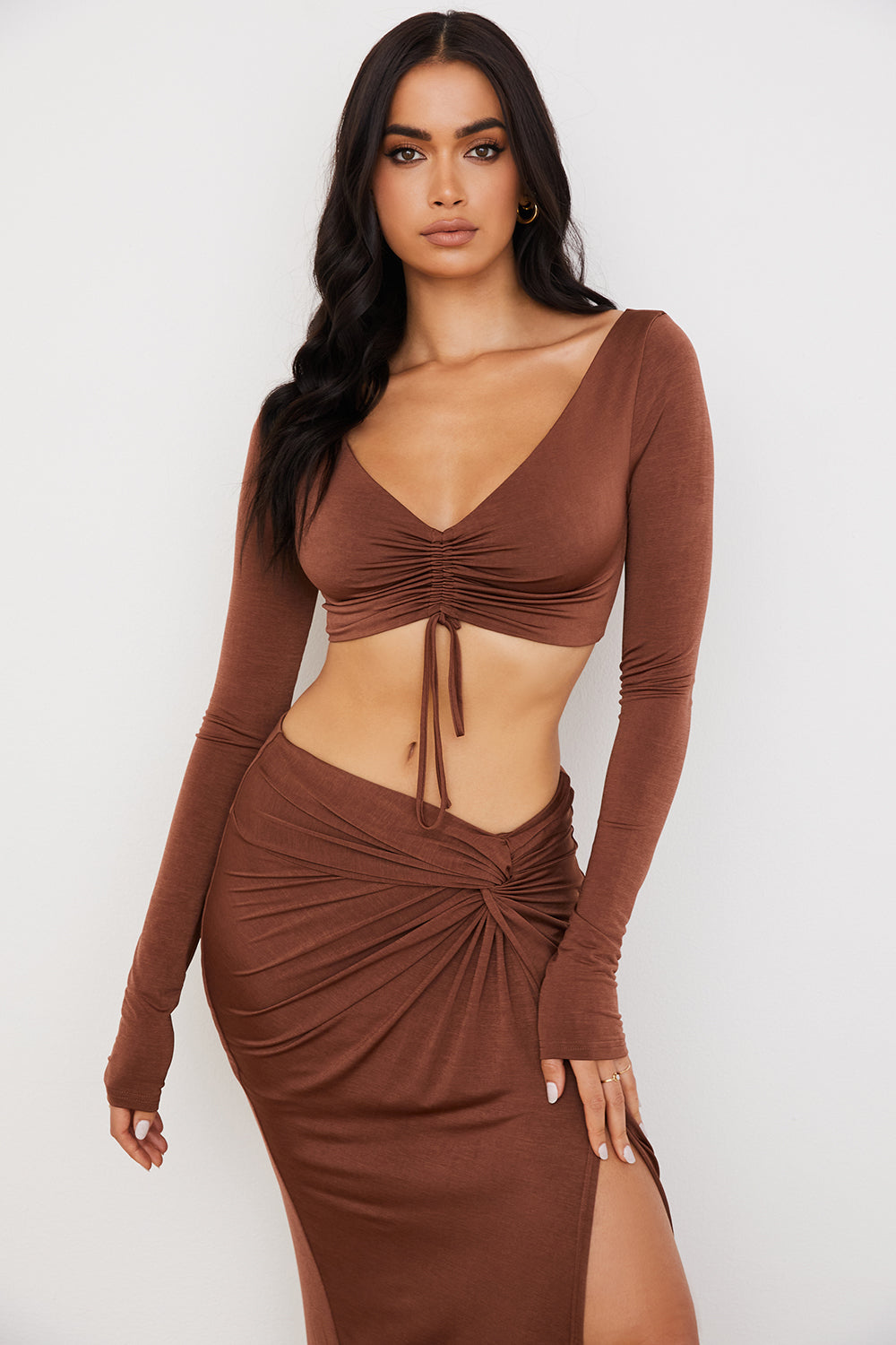 Chokladrynkad crop top med jersey maxi kjol med vridning fram