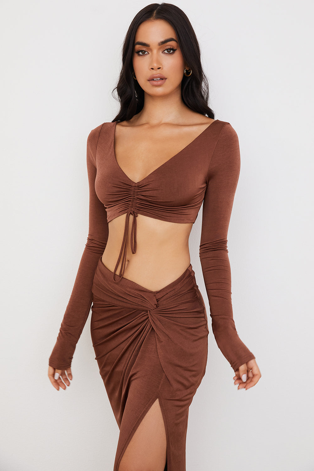 Chokladrynkad crop top med jersey maxi kjol med vridning fram