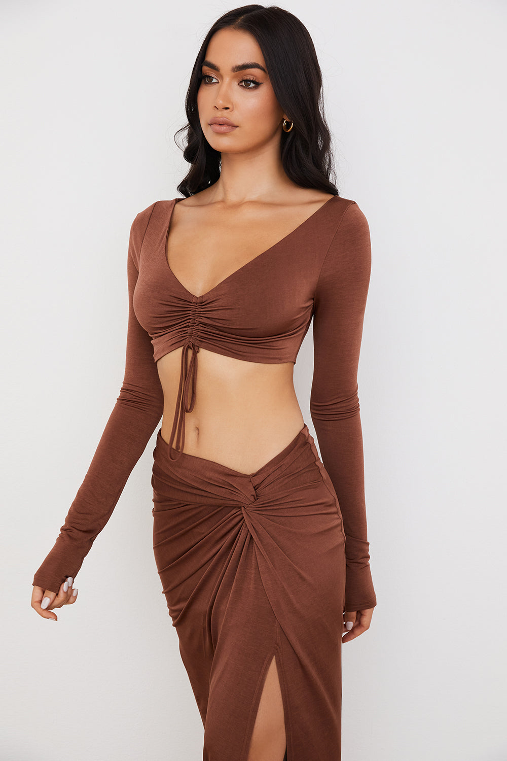 Chokladrynkad crop top med jersey maxi kjol med vridning fram