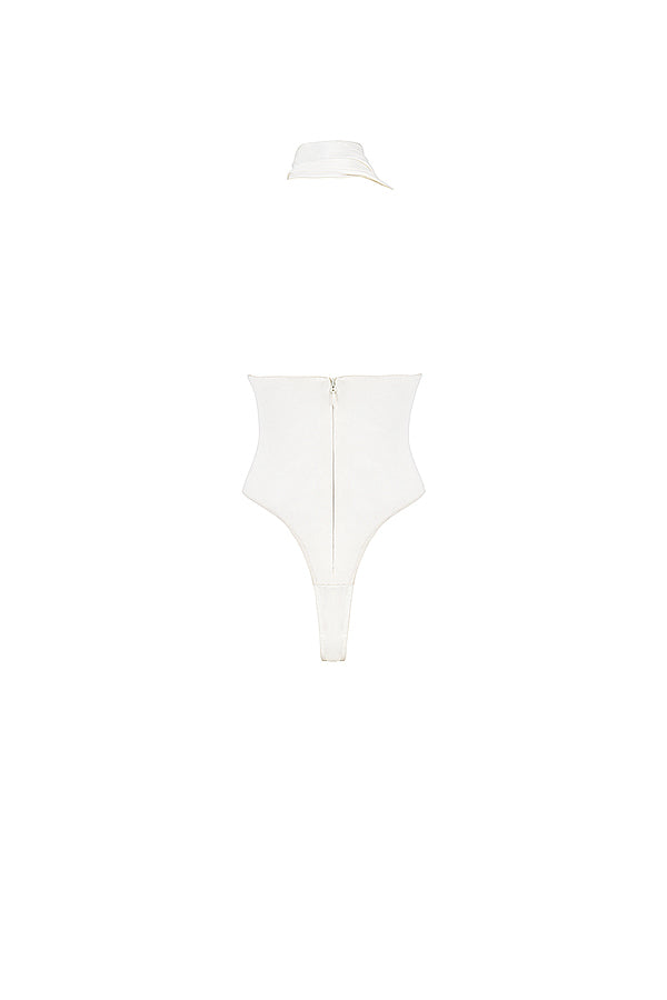 Bodysuit i elfenben satin med omlott hals och grå  lösa byxor