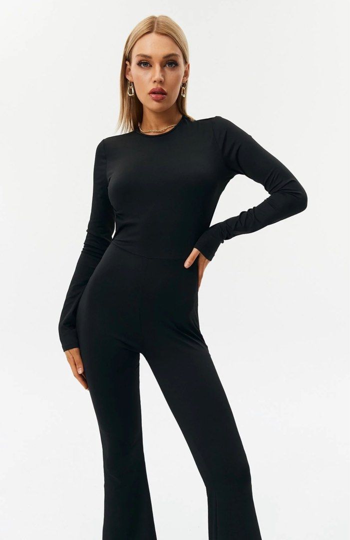 Svart jumpsuit med lå nga ärmar och öppen rygg