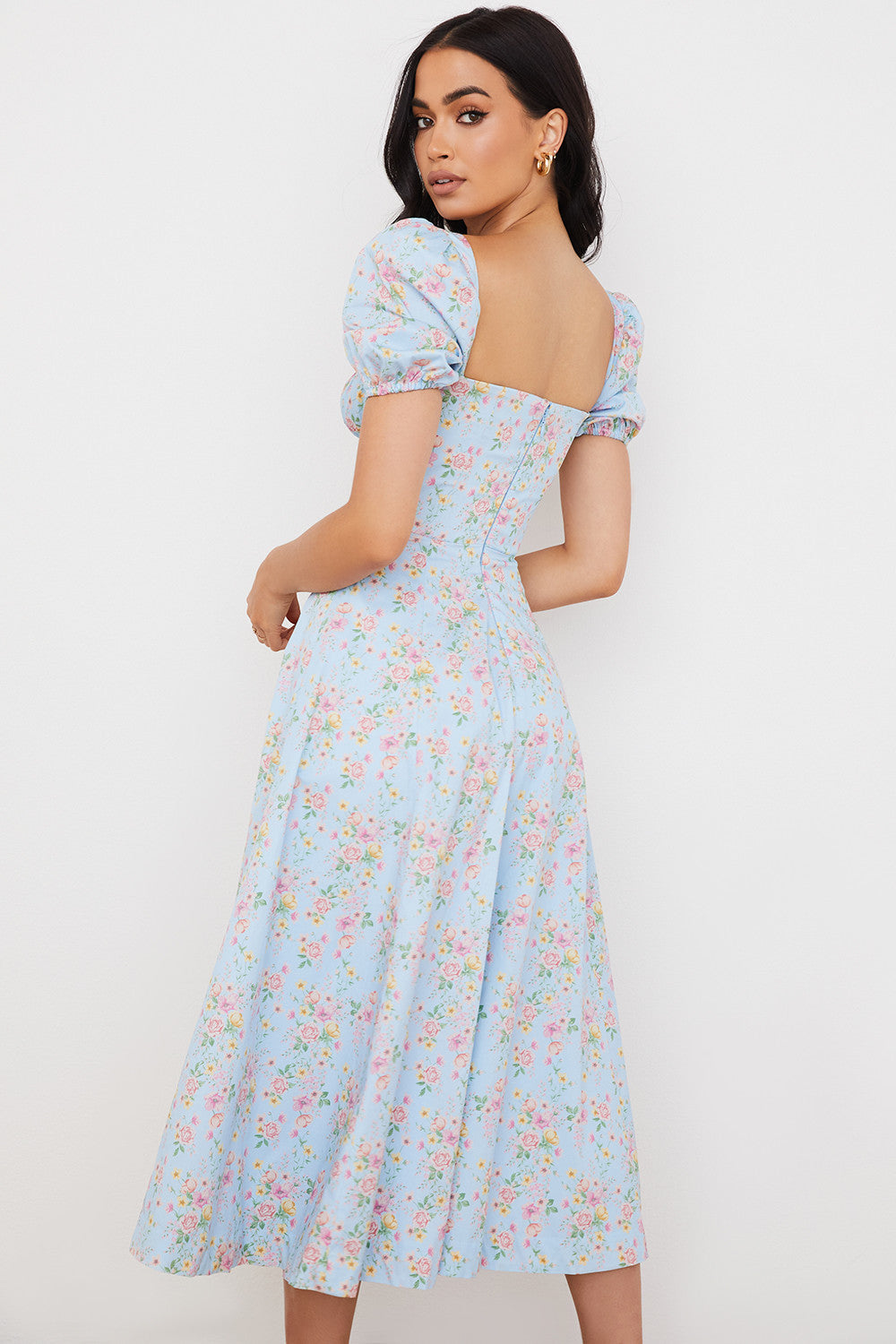 Midi solklänning med blommiga puffärmar