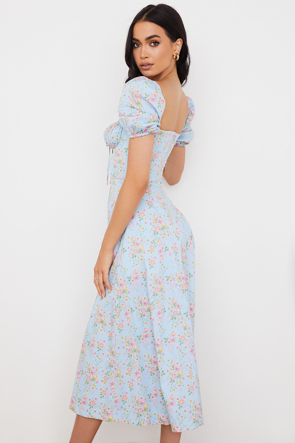 Midi solklänning med blommiga puffärmar